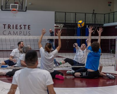 Sitting volley al Trieste Campus: annulla le distanze, livella le differenze, crea comunità