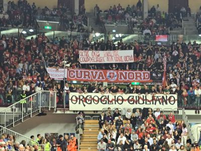 L'omaggio della curva al capo-ultras friulano. Anche la Furlan ai funerali