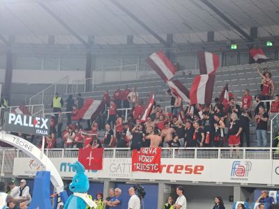 Quasi cento tifosi a Brescia e un coro condiviso da tutto il palazzo: "Tutto questo non può finire"