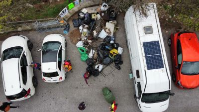 Parte dei rifiuti estratti dal bosco in prossimità delle vie di arrampicata in una ripresa dell'alto