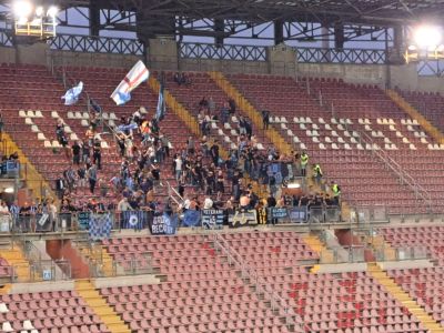 Contestazione fuori, applausi dentro e rissa fra i tifosi ospiti...