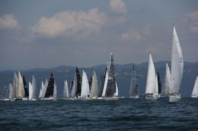 20° Trofeo 3 Golfi: un inizio scoppiettante con un meteo ideale e cento scafi in mare