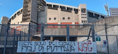 Striscione contro la società allo stadio "Rocco"