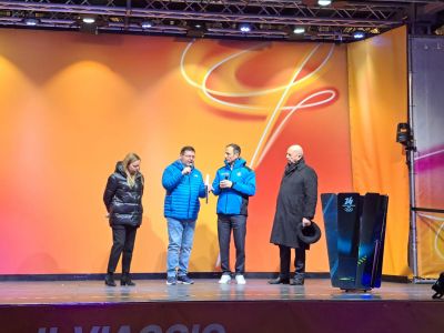 Acceso il braciere in piazza Unità. City Sport media partner nello spazio dedicato al Comune