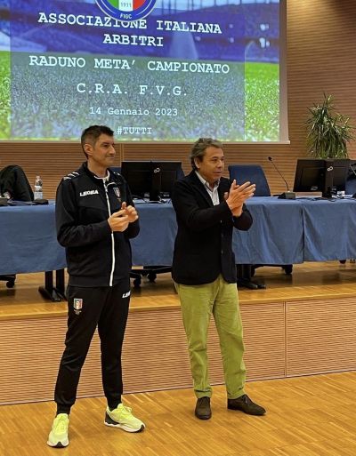Arbitro con la bandiera della squadra di casa, valuterà la Procura federale